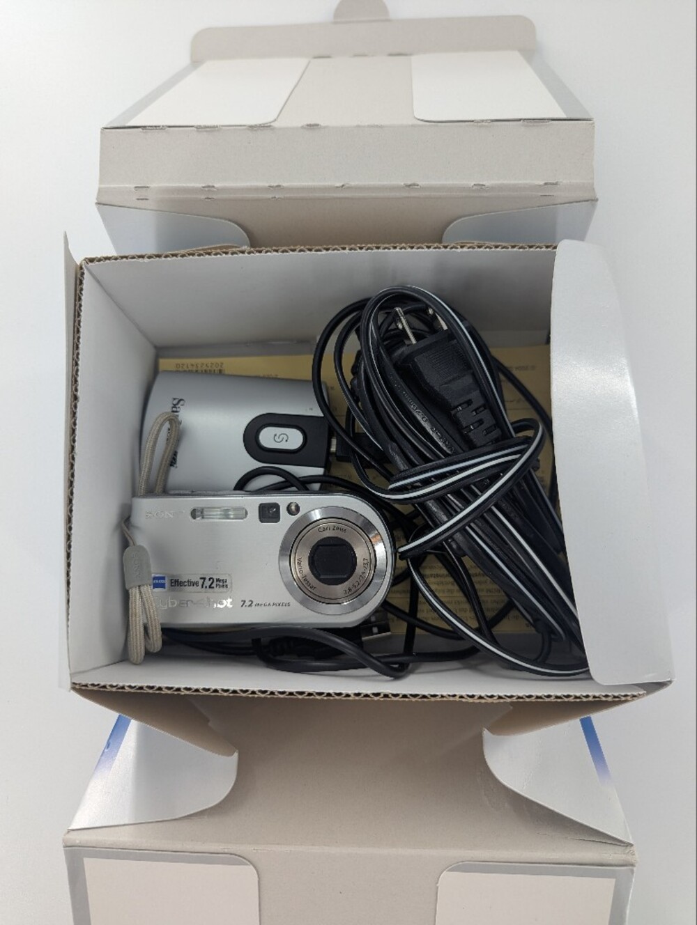 Sony Cyber-Shot DSC-P200 Digital Camera 7.2MP w/ Battery Silver Carl Zeiss - Picture 2 of 15